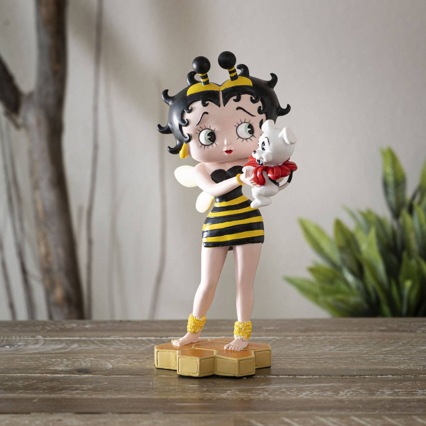 PACIFIC GIFTWARE - 15262 Betty Boop Honeybee W/ Pudgy C12